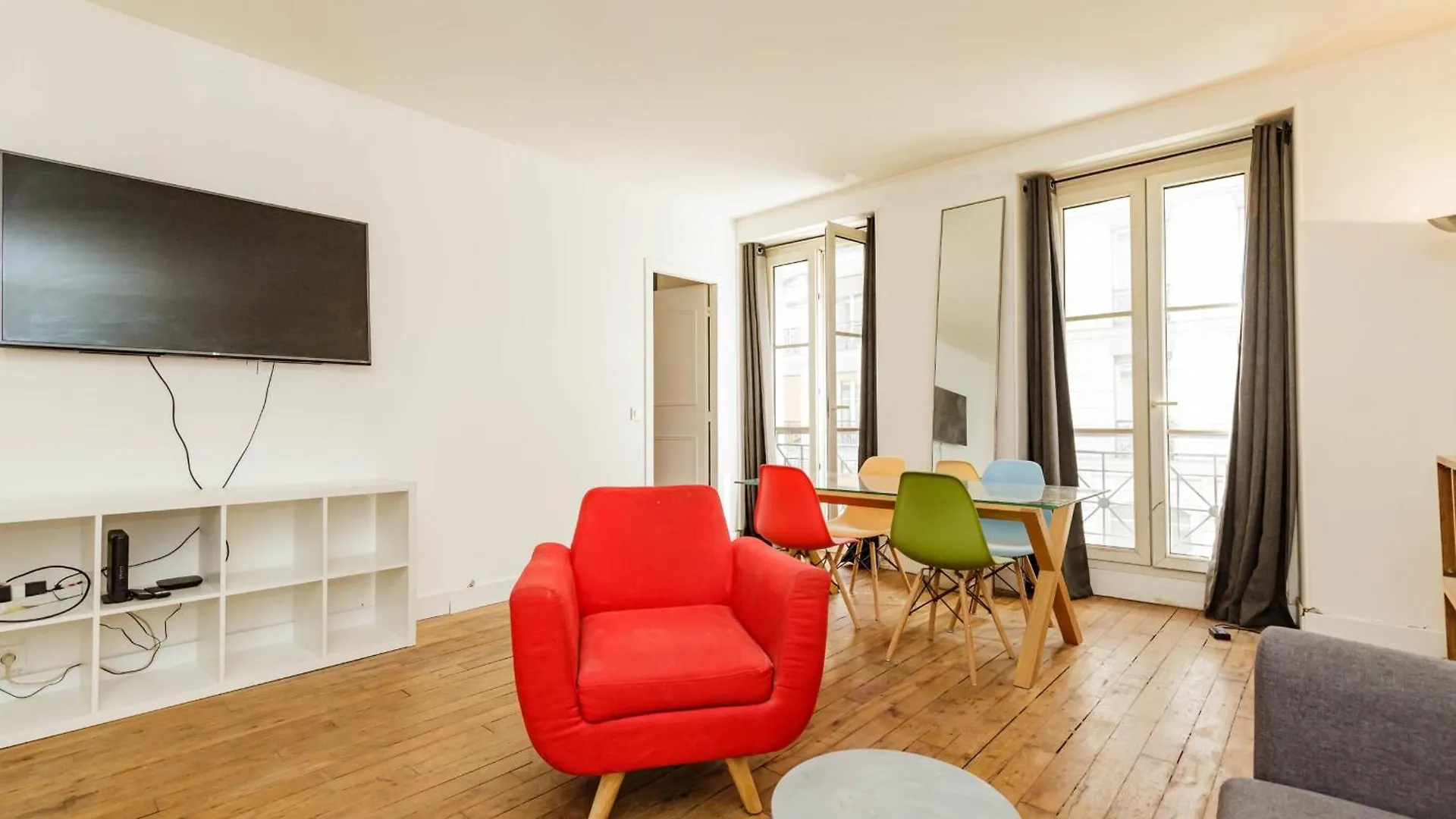 Spacious Apartment In 11Eme contacts